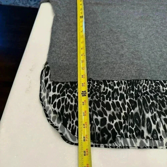 Tahari Gray Cashmere V-neck Sweater Silk Point Collar Lining Size Medium - Picture 9 of 11